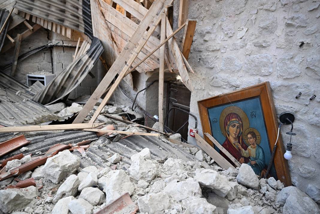 Önünden geçerken gözyaşlarını tutamıyorlar! Hatay'da sağlam kültürel yapı neredeyse kalmadı 11